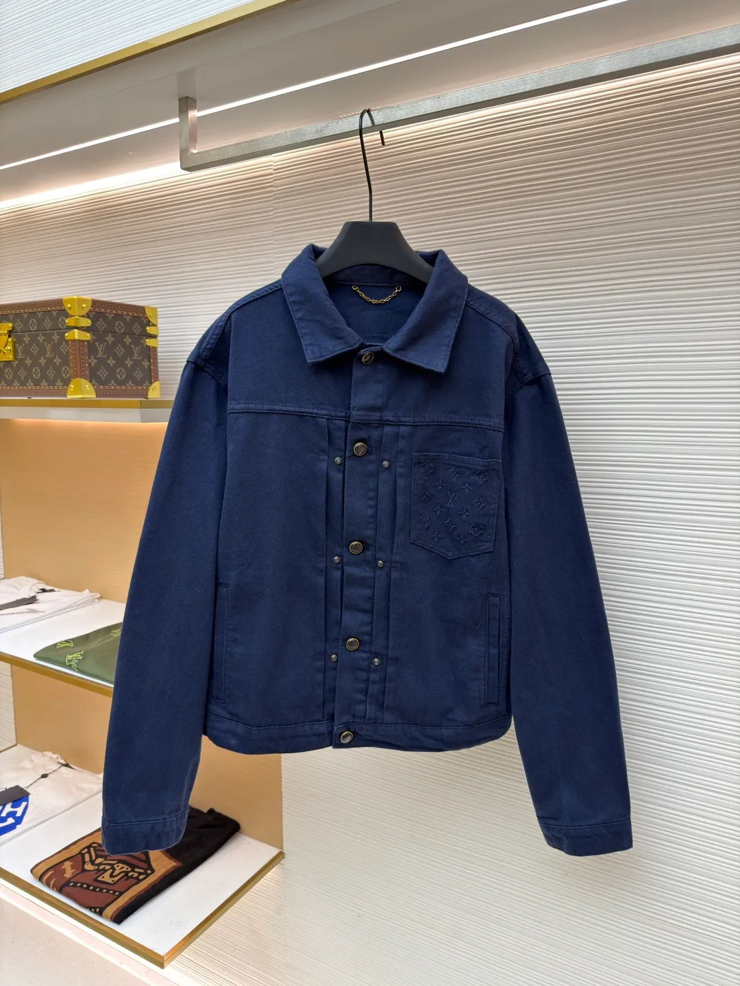 LOUIS VUITTON dyed truck denim jacket ●Authentic product: 17800 purchase and development ●Item number: 1681051-B65 ●Fabric: denim fabric ●Technology: embossed production ●Version: fitted version ●Weight: about 870 grams ●Size: 46-48-50-52 ●Description: Customized pure cotton thick woven denim Template machine bag opening Preset template to guide the position, shape and size of bag opening Accuracy ensures the quality of the bag opening effect. The soft light ancient wash process uses specific chemical and logistics treatments to make the surface of the fabric show a soft luster. It not only retains the original texture but also adds a gentle atmosphere. The overall routing is straight and delicate, the fabric is comfortable and soft, and the color is consistent without color difference. It can be matched with the same style to create a fashionable look and control various occasions. Customized accessories, complete three standards, same style for men and women!